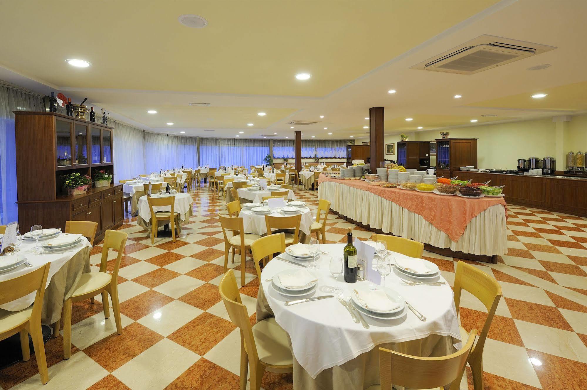 Club Hotel E Residence La Vela Torbole Sul Garda Exterior photo